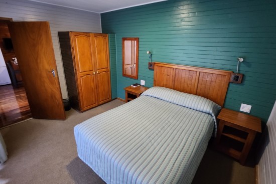 Plettenberg, A Forever Resort: 4-Sleeper Timber Chalet. No river view. 1 bedroom (1 double bed & Sleeper Couch for kids)