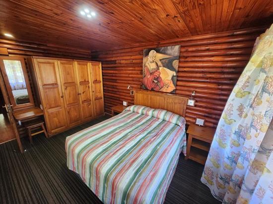 Plettenberg, A Forever Resort: 6-Sleeper Log Cabin. With river view. 2 bedrooms (1 queen bed & 2 bunk beds)