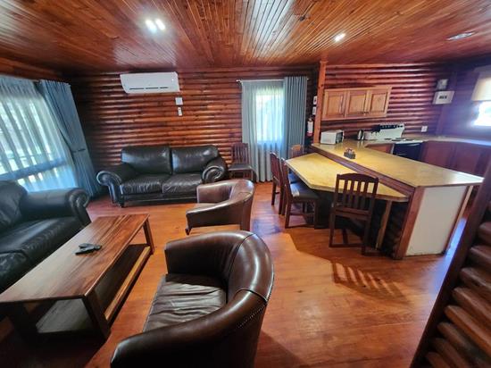 Plettenberg, A Forever Resort: 6-Sleeper Log Cabin. With river view. 2 bedrooms (1 queen bed & 2 bunk beds)