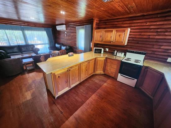 Plettenberg, A Forever Resort: 6-Sleeper Log Cabin. With river view. 2 bedrooms (1 queen bed & 2 bunk beds)