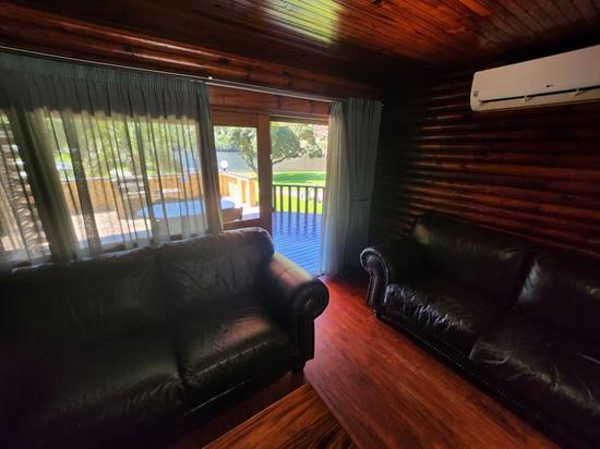 Plettenberg, A Forever Resort: 6-Sleeper Log Cabin. With river view. 2 bedrooms (1 queen bed & 2 bunk beds)