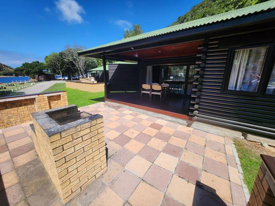 Plettenberg, A Forever Resort: 6-Sleeper Log Cabin. With river view. 2 bedrooms (1 queen bed & 2 bunk beds)